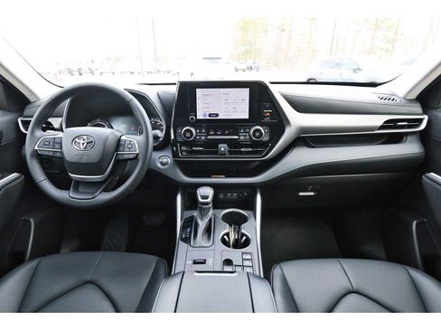 Used 2023 Toyota Highlander XLE image 7