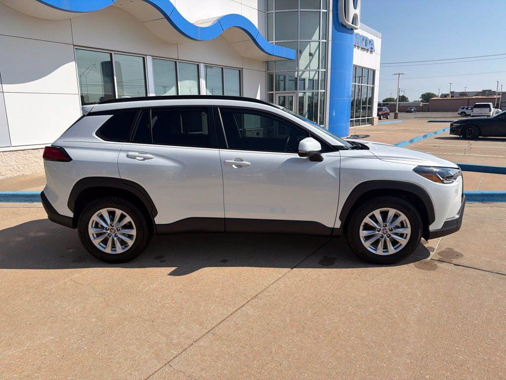 Used 2023 Toyota Corolla Cross LE FWD image 2