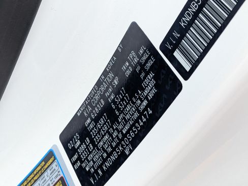Used 2025 Kia Carnival FWD image 39