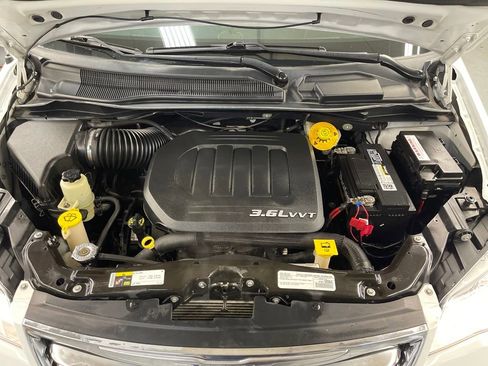 Used 2016 Chrysler Town & Country Touring image 26