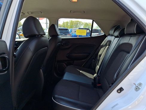 Used 2022 Hyundai Venue Limited w/ Cargo Package FWD image 10