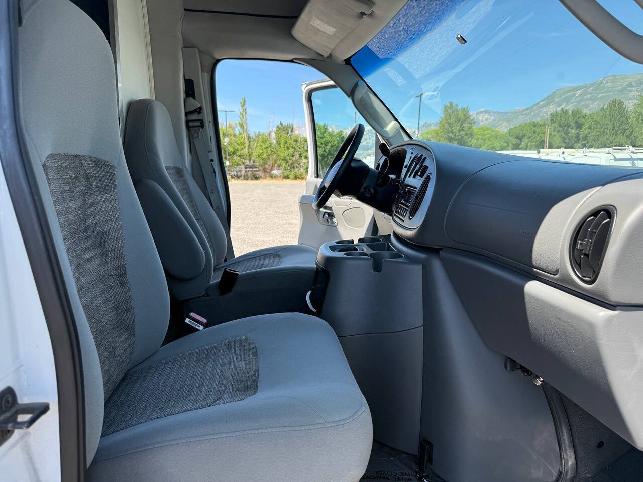 Used 2005 Ford E-350 and Econoline 350 Super Duty RWD image 36
