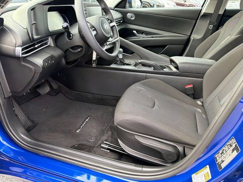 Used 2025 Hyundai Elantra SE w/ Cargo Package FWD image 9