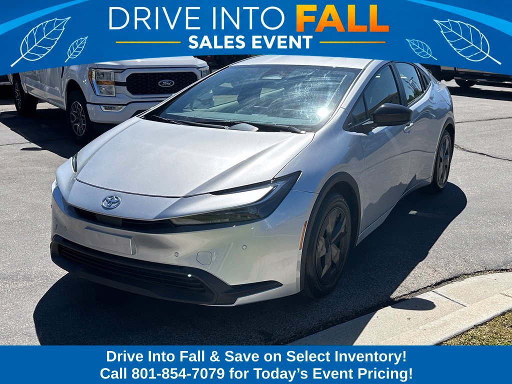 Used 2025 Toyota Prius LE FWD image 2
