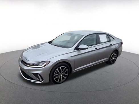 Used 2025 Volkswagen Jetta SE image 9