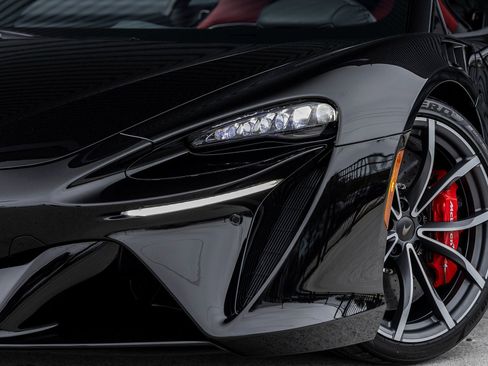 Used 2025 McLaren Artura image 16