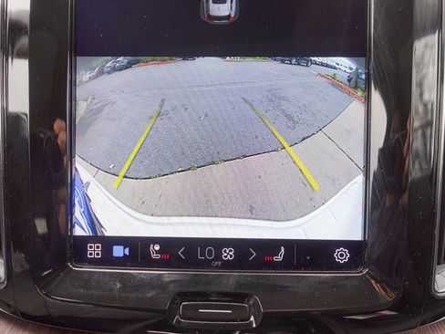 Used 2023 Volvo XC60 B5 Plus image 19