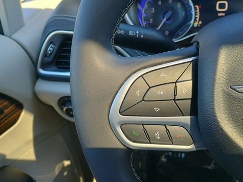 Used 2024 Chrysler Pacifica Limited AWD/4WD image 27