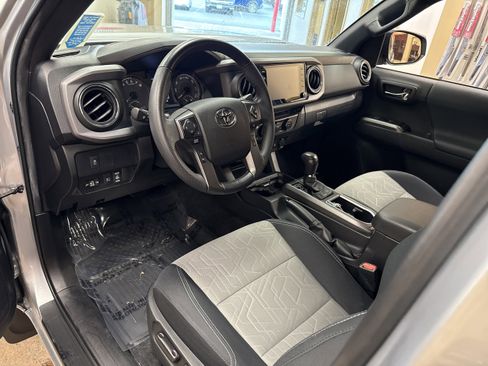 Used 2022 Toyota Tacoma TRD Off-Road image 38