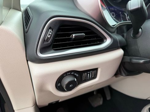 Used 2023 Chrysler Pacifica Touring-L image 13