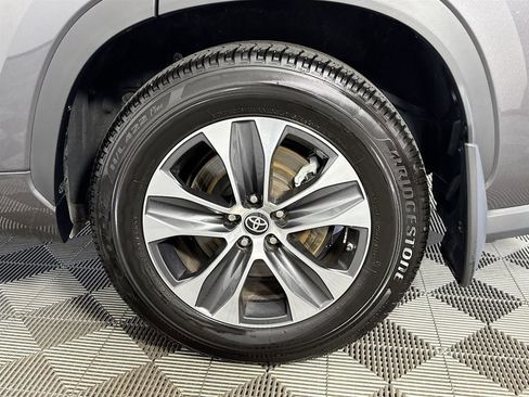 Used 2022 Toyota Highlander XLE image 32