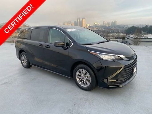 Certified 2023 Toyota Sienna LE image 1