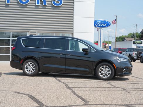 Used 2024 Chrysler Pacifica Touring-L FWD image 2