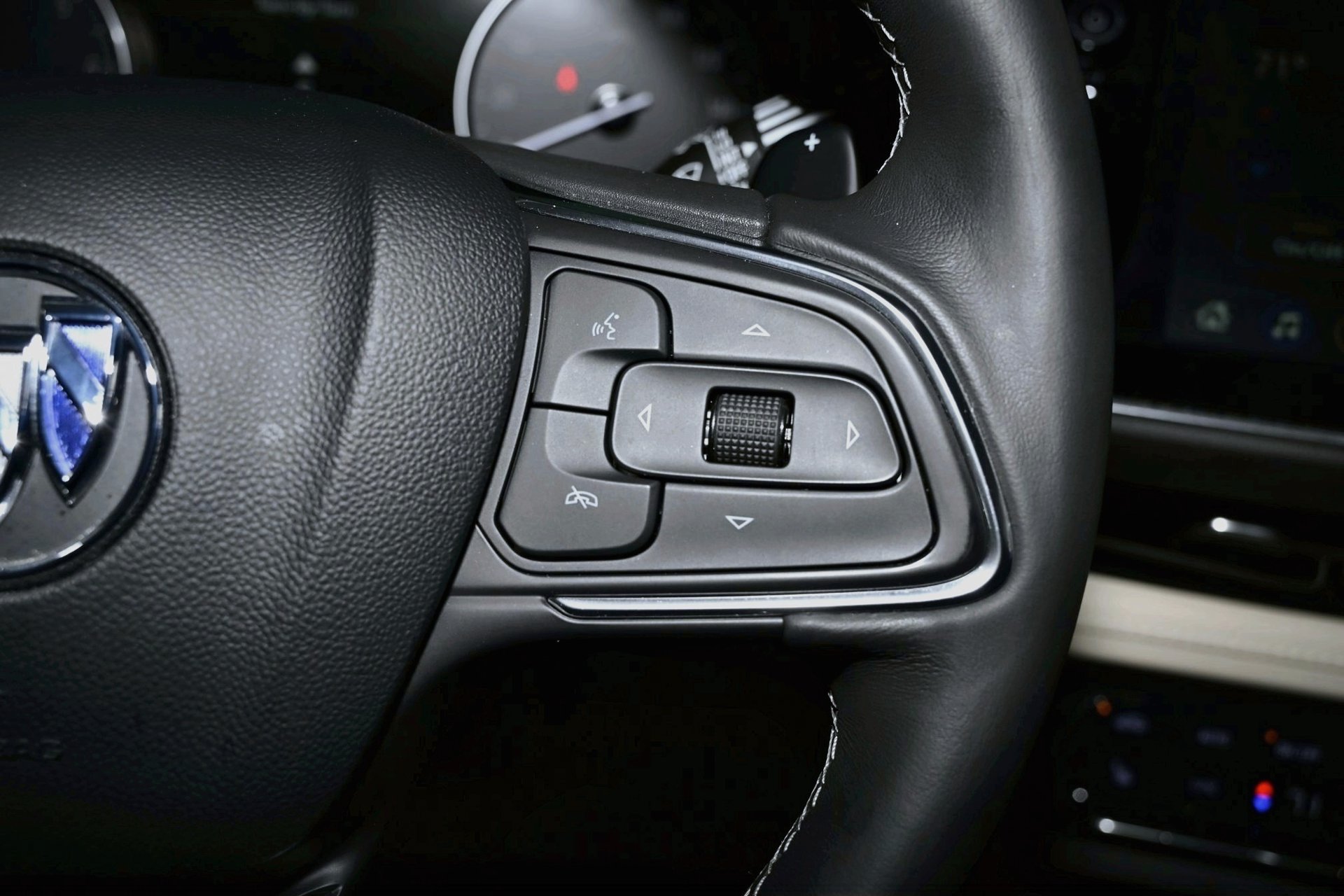 Used 2023 Buick Envision Essence AWD/4WD image 33