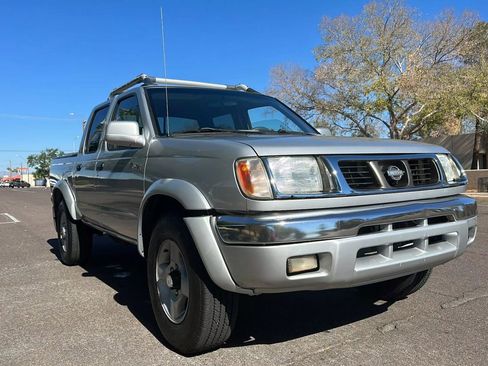 Used 2000 Nissan Frontier XE image 3