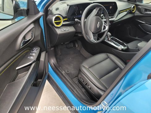 Used 2025 Chevrolet Trax ACTIV w/ Sunroof Package image 14