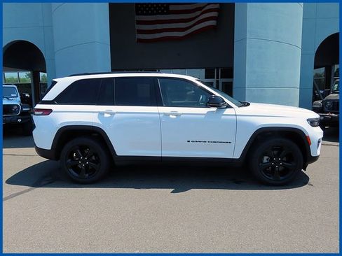 Used 2023 Jeep Grand Cherokee Limited w/ Luxury Tech Group II AWD/4WD image 1
