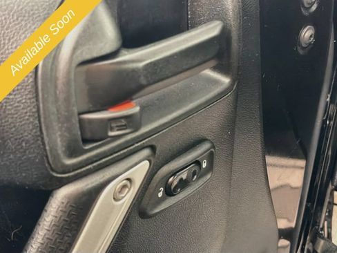Used 2018 Jeep Wrangler Unlimited Sahara w/ Connectivity Group AWD/4WD image 15