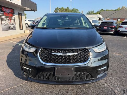 Used 2024 Chrysler Pacifica Touring-L FWD image 3