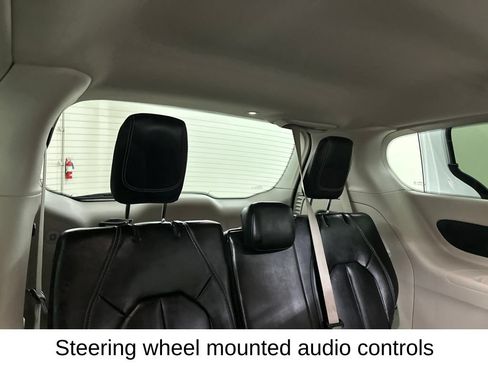 Used 2023 Chrysler Pacifica Touring-L FWD image 27