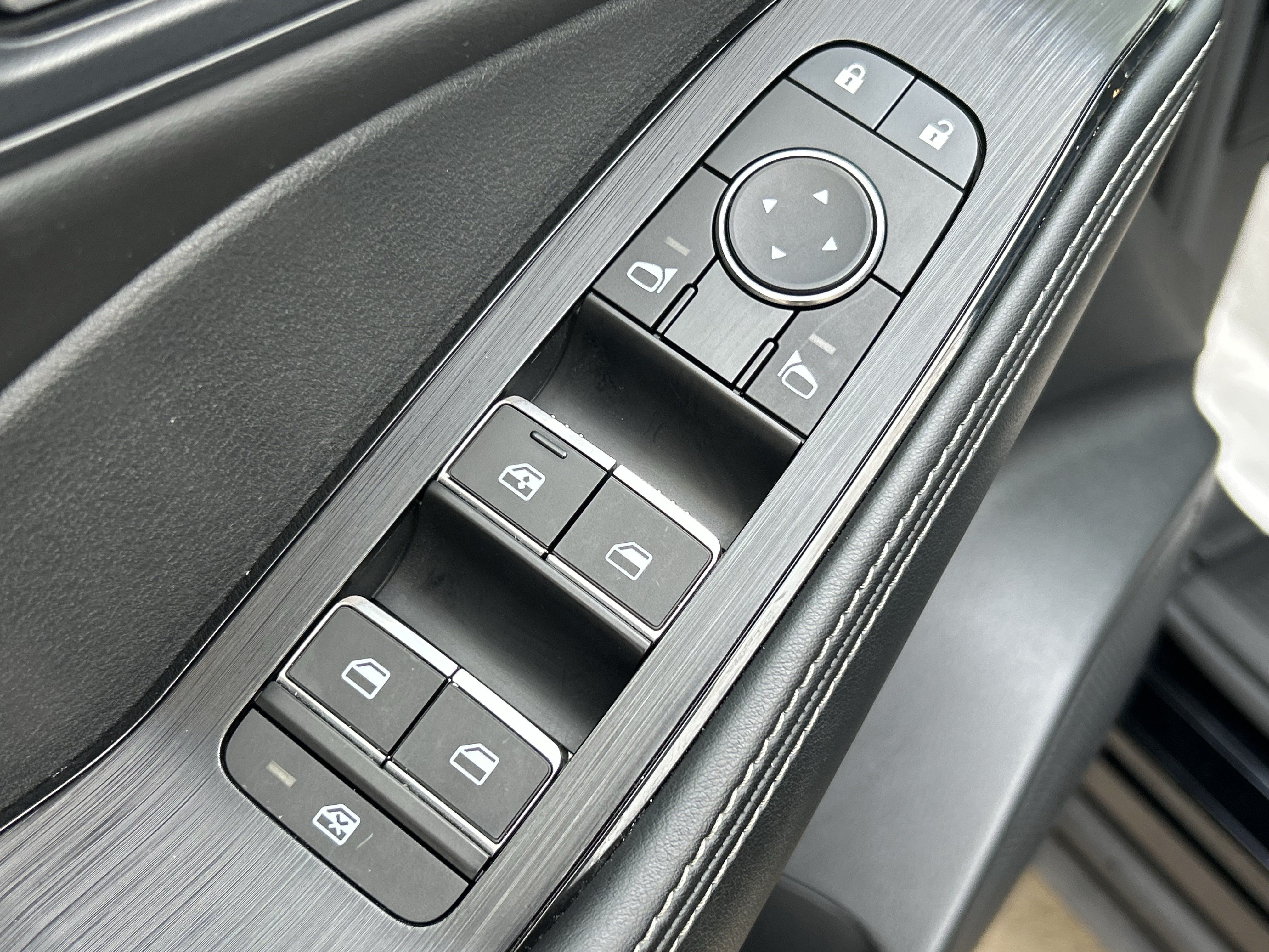 Used 2023 Nissan Rogue SL AWD/4WD image 16