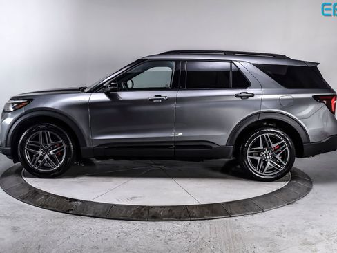 Used 2025 Ford Explorer ST-Line w/ ST-Line Street Pack image 3