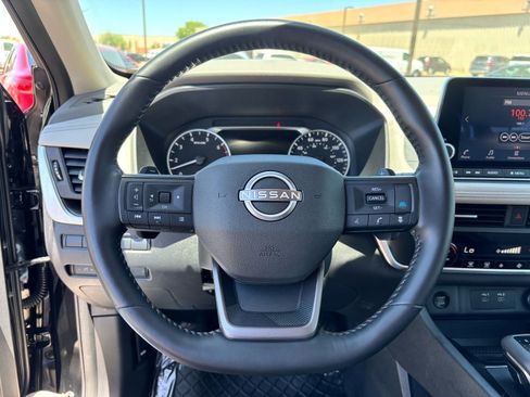 Used 2025 Nissan Rogue SV FWD image 18