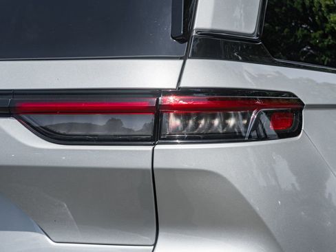 Used 2024 Jeep Grand Cherokee Altitude image 6