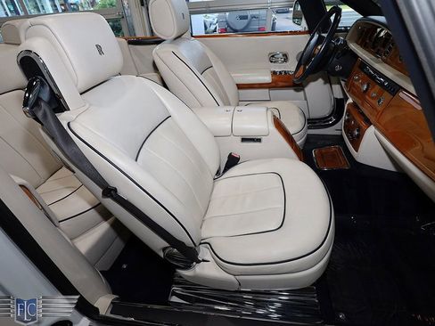Used 2014 Rolls-Royce Phantom Drophead Coupe image 20