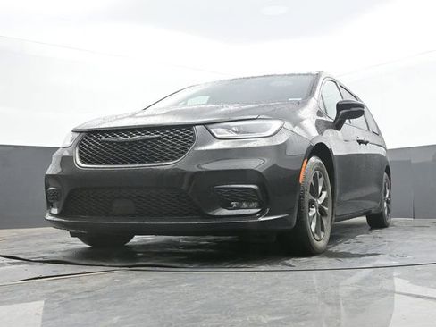 Used 2021 Chrysler Pacifica Touring-L w/ Uconnect Theater Family Group image 48