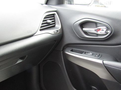 Used 2020 Jeep Cherokee Latitude Plus image 23