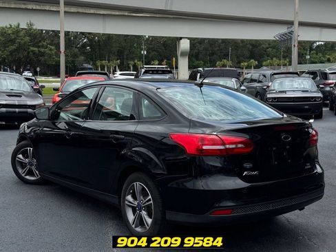 Used 2018 Ford Focus SE w/ SE Appearance Package FWD image 8