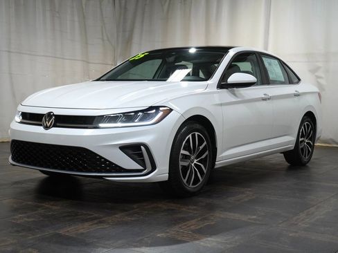 Certified 2025 Volkswagen Jetta SE image 2