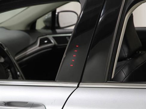 Used 2020 Ford Fusion SE image 4