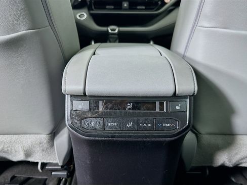 Used 2023 Toyota Highlander Platinum image 26