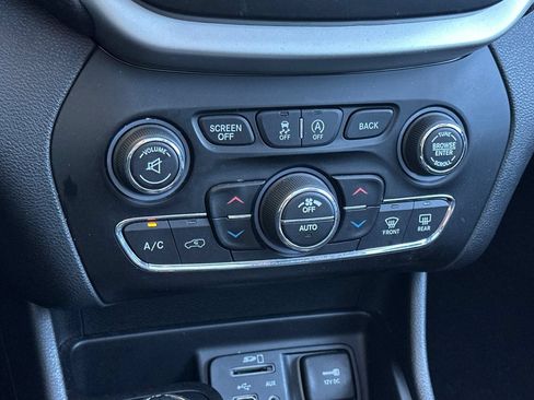 Used 2017 Jeep Cherokee Trailhawk AWD/4WD image 21