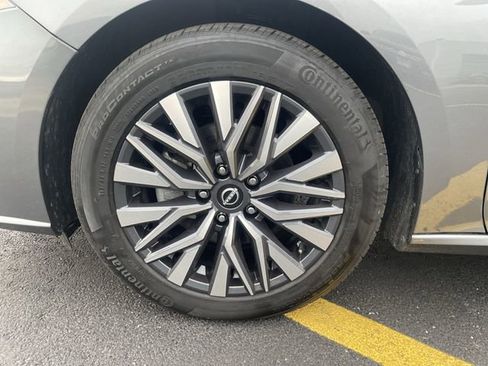 Used 2025 Nissan Altima 2.5 SV FWD image 13