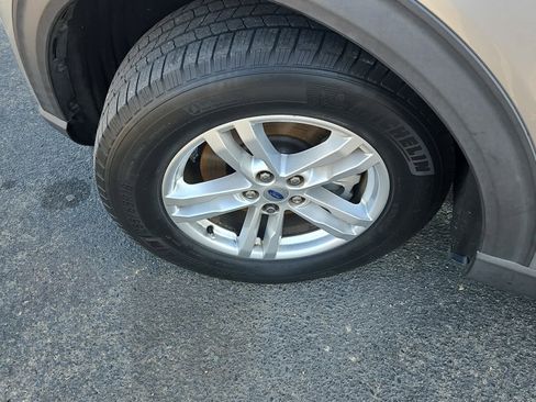 Used 2020 Ford Explorer XLT image 3