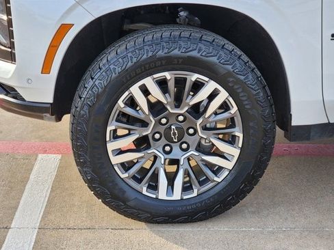 Used 2025 Chevrolet Suburban Z71 image 17