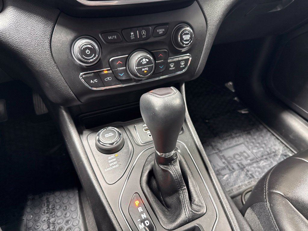 Used 2020 Jeep Cherokee Latitude Plus w/ Cold Weather Group AWD/4WD image 25