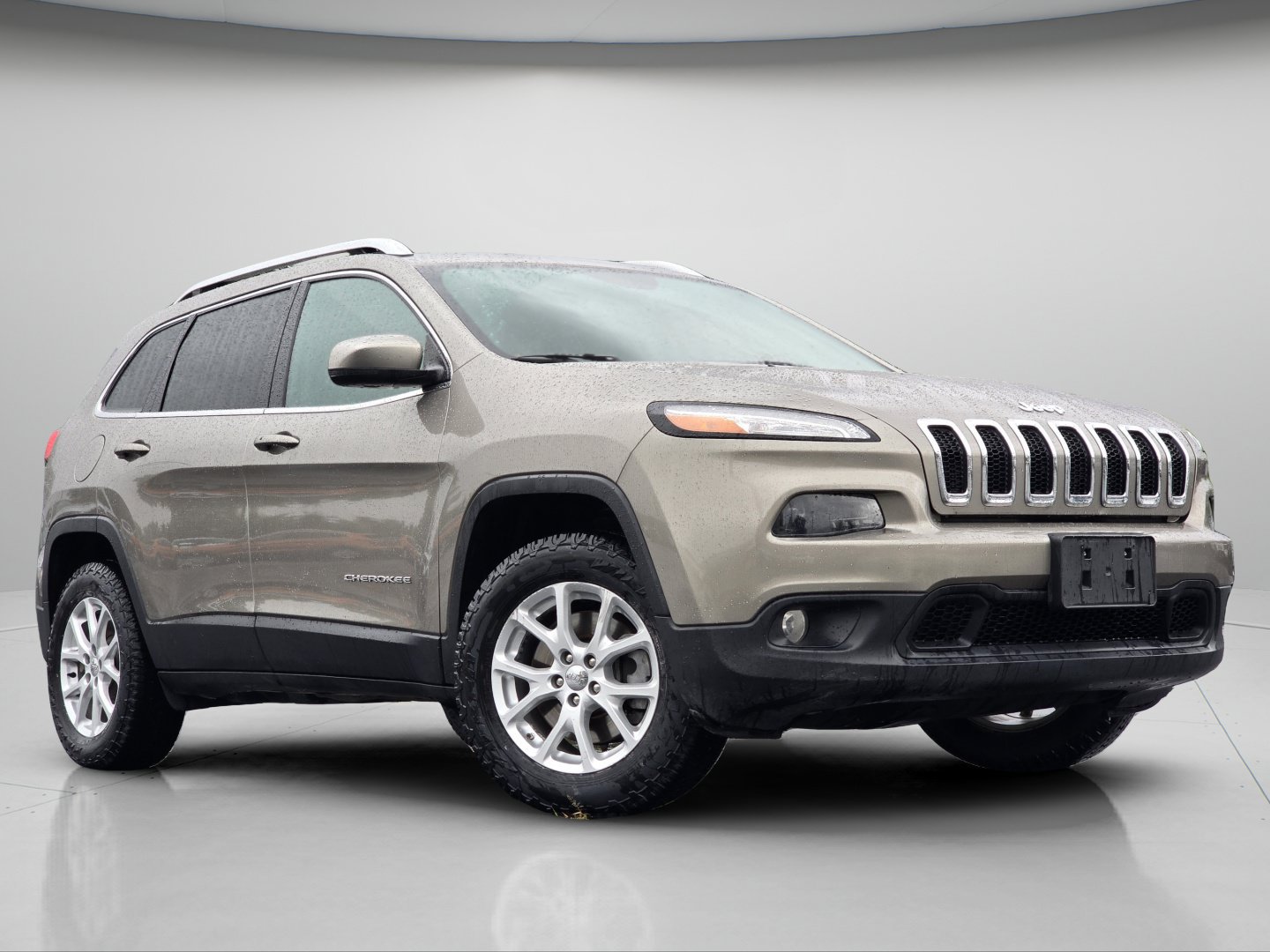 Used 2018 Jeep Cherokee Latitude Plus w/ Cold Weather Group AWD/4WD image 2