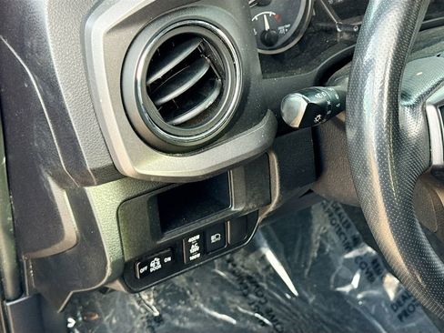 Used 2019 Toyota Tacoma TRD Sport AWD/4WD image 10