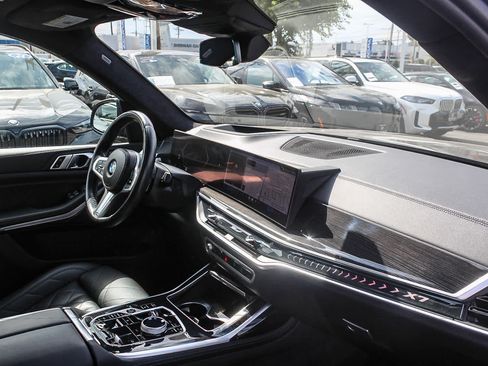 Used 2024 BMW X7 xDrive40i w/ M Sport Package AWD/4WD image 15