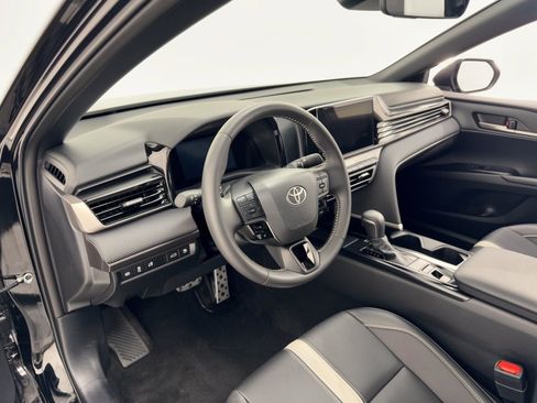 Used 2025 Toyota Camry SE w/ Convenience Package FWD image 4