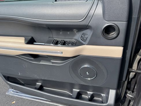 Used 2024 Ford Expedition Limited image 19