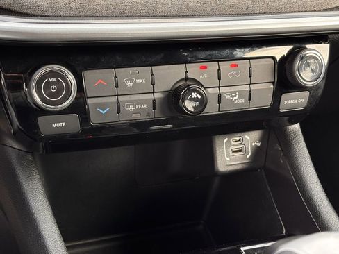 Used 2023 Jeep Compass Sport image 19