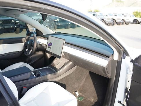 Used 2022 Tesla Model Y Long Range image 18