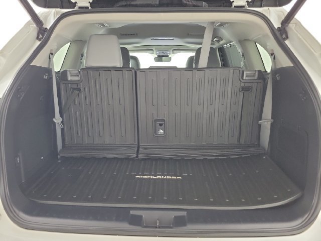 Used 2023 Toyota Highlander Limited FWD image 10