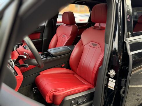 Used 2023 Bentley Bentayga image 24
