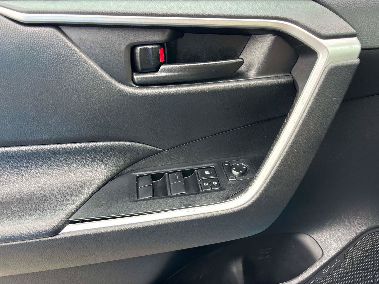Used 2021 Toyota RAV4 LE AWD/4WD image 15